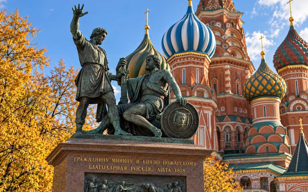 Памятник Минину и Пожарскому на фоне собора Василия Блаженного и жёлтой осенней листвы
